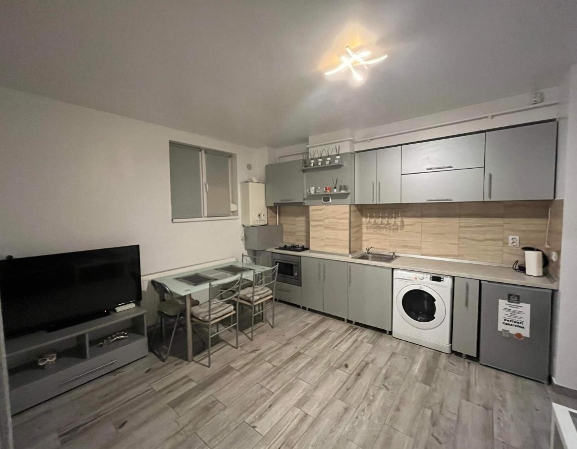 Modern & Elegant Apartament Крайова Екстериор снимка