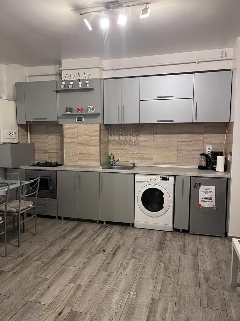 Modern & Elegant Apartament Крайова Екстериор снимка